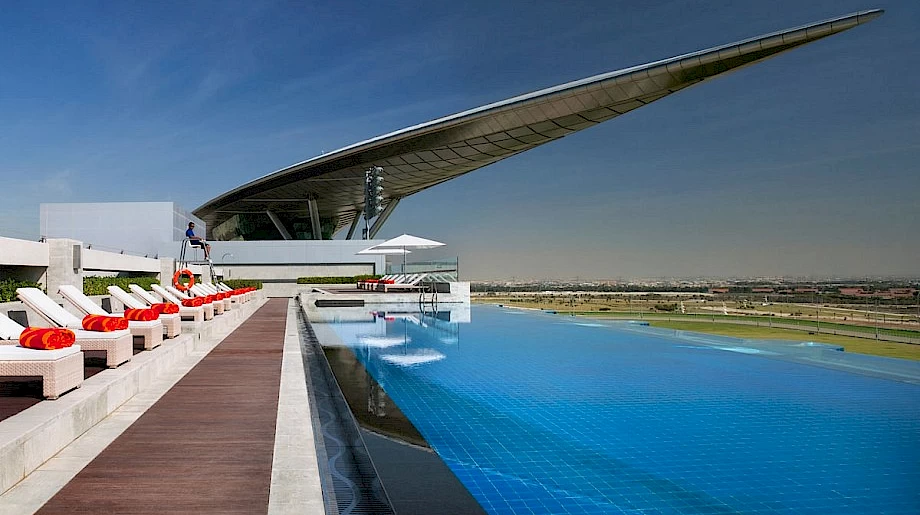 10. The Meydan Hotel– бассейн с видом на ипподром