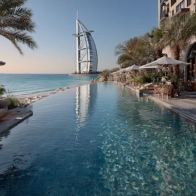 Пляжный клуб Summersalt в Jumeirah Al Naseem: обзор и цены