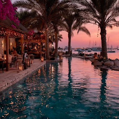 Пляжный клуб Riva Beach Club на Palm Jumeirah: бассейн и ресторан