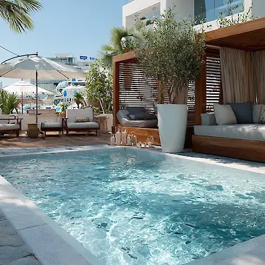 Пляжный клуб Azure Beach в Rixos Premium JBR: бассейн и виды