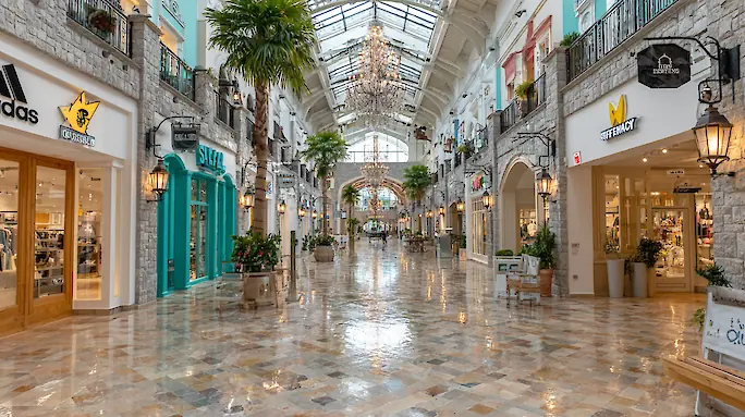 Dubai Outlet Mall vs The Outlet Village: What Should a Tourist Choose?